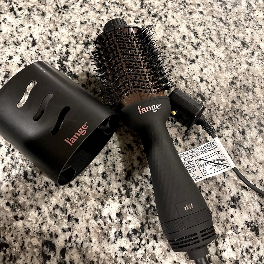 Barely used Lange Le Volume 75MM 2-in-1 Volumizing blow dryer brush .